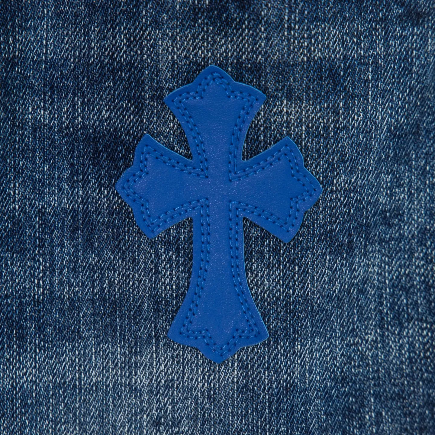 P260 Chrome Hearts Miami-limited blue pants, blue leather cross couple jeans, hot trend this season, sought after by countless celebrities and fashionistas. The neat details of the cutting process add color to the playful fashion! The neat and meticulous design, and the well-fitting structure is unique. The upper body not only has outstanding recognition, but also looks younger and younger. A style with the ultimate wearing meaning and performance, gorgeous color matching, and the craftsmanship of this style is also extremely extraordinary. After the finished product is washed, it is disassembled and hand-made with sheepskin cross leather and then spliced ​​together to complete. The whole piece has too many craftsmanship to describe. It is decorated with patchwork cross flowers and high-waisted washed jeans! ! Absolutely high-end luxury product, a god-level single product, a super popular product, made by top heavy industry, a magic weapon that cannot be missed to hit the streets. Style number: 1832 Size: 28 30 32 34 36 Color: blue